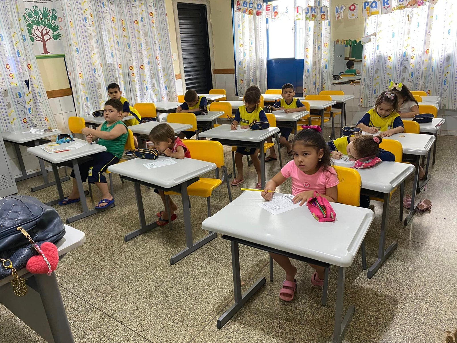 PREFEITURA MUNICIPAL ADQUIRE NOVO MOBILIÁRIO ESCOLAR