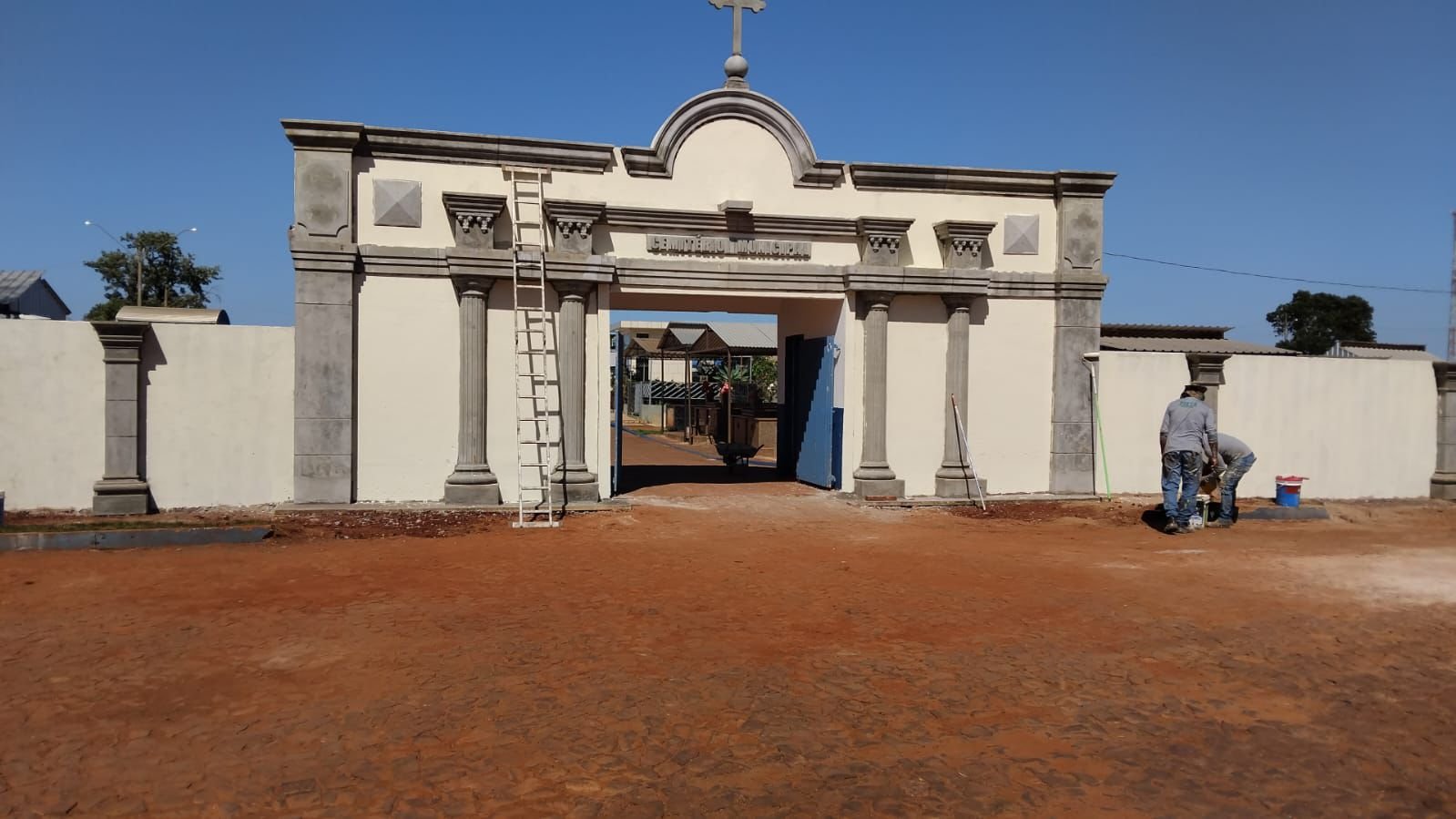 Finalizando a Obra de Revitalização da Fachada do Cemitério Municipal